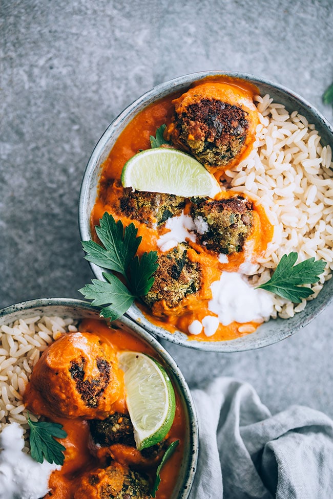 Very easy vegan lentil meatballs in spiced sauce with brown rice #pumpkin #lentil #meatballs #vegan | TheAwesomeGreen.com