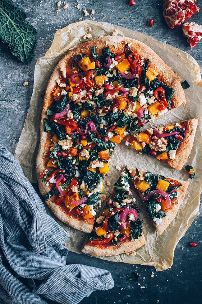 Vegetarian pizza with my favourite autumn toppings - pumpkin, kale, bell pepper and goat cheese #vegetarian #pizza #kale #pumpkin | TheAwesomeGreen.com