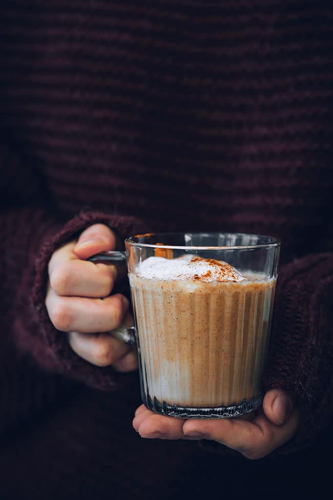 Easy pumpkin spice latte, vegan and refined sugar-free, with whipped coconut #pumpkin #pumpkinspice #healthy #fallrecipe #vegan | TheAwesomeGreen.com