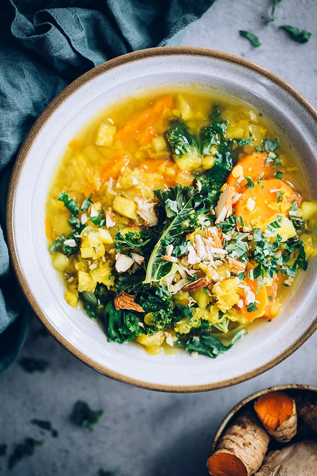 Anti-inflammatory lentil turmeric soup #vegan #soup #turmeric #lentilsoup #antiinflammatory | TheAwesomeGreen.com