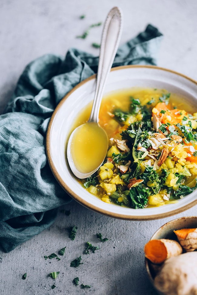 Healing red lentil soup with turmeric #vegan #soup #detox #antiinflammatory | TheAwesomeGreen.com