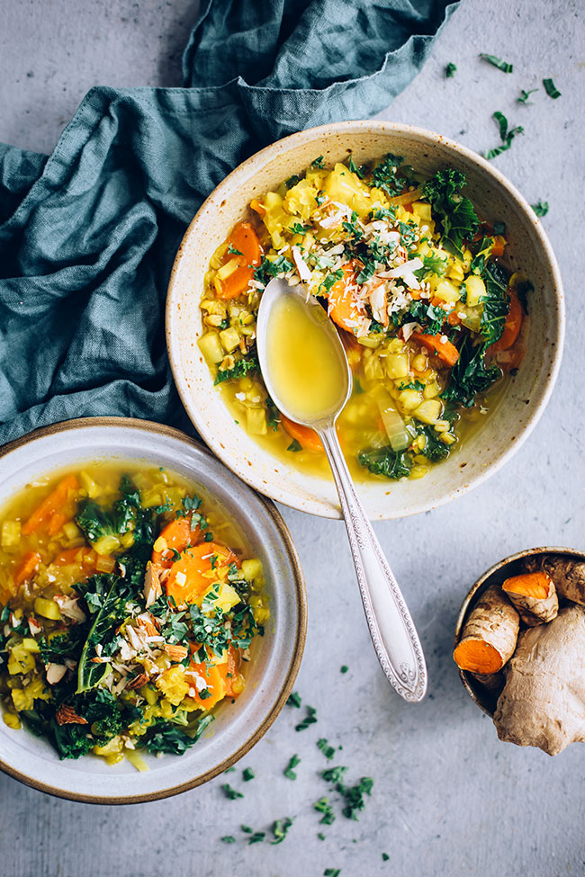 Red lentil, turmeric and kale soup #vegan #soup #detox #antiinflammatory | TheAwesomeGreen.com