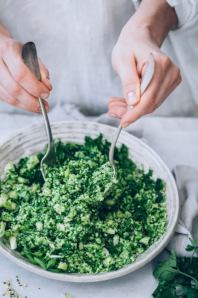 Spring broccoli salad with avocado dressing #detox #vegan | TheAwesomeGreen.com
