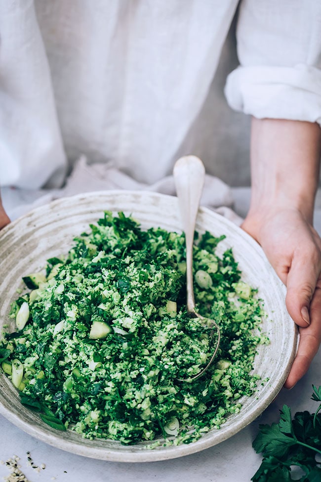 Broccoli salad for spring detox #vegan #detox | TheAwesomeGreen.com