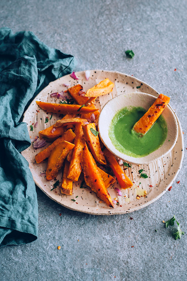 Roasted sweet potato fries with avocado and pea sauce #vegan #hormonebalance | TheAwesomeGreen.com